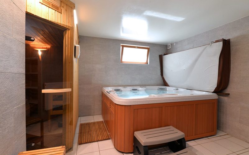 Jacuzzi-sauna.jpg